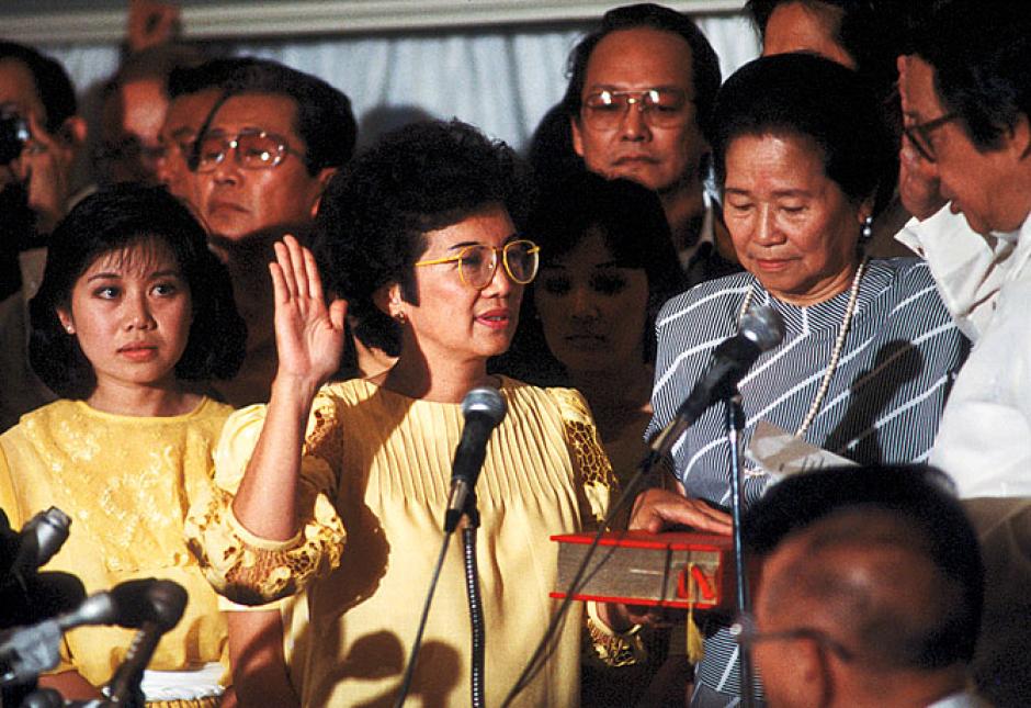 Corazón Aquino, viuda del líder opositor asesinado Benigno Aquino Jr., presta juramento al cargo el 25 de febrero de 1986