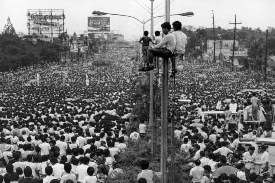 Cientos de miles de personas llenan la avenida Epifanio de los Santos (EDSA), mirando hacia el norte, en dirección al cruce entre la avenida Boni Serrano y la EDSA.