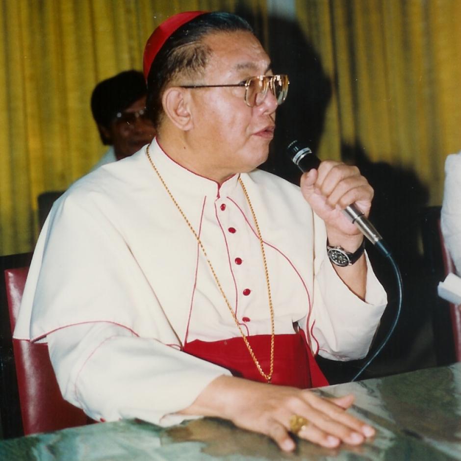 El cardenal Jaime Sin (derecha) emitió exhortaciones al público a través de Radio Veritas, a las que se atribuye el inicio de la revolución.