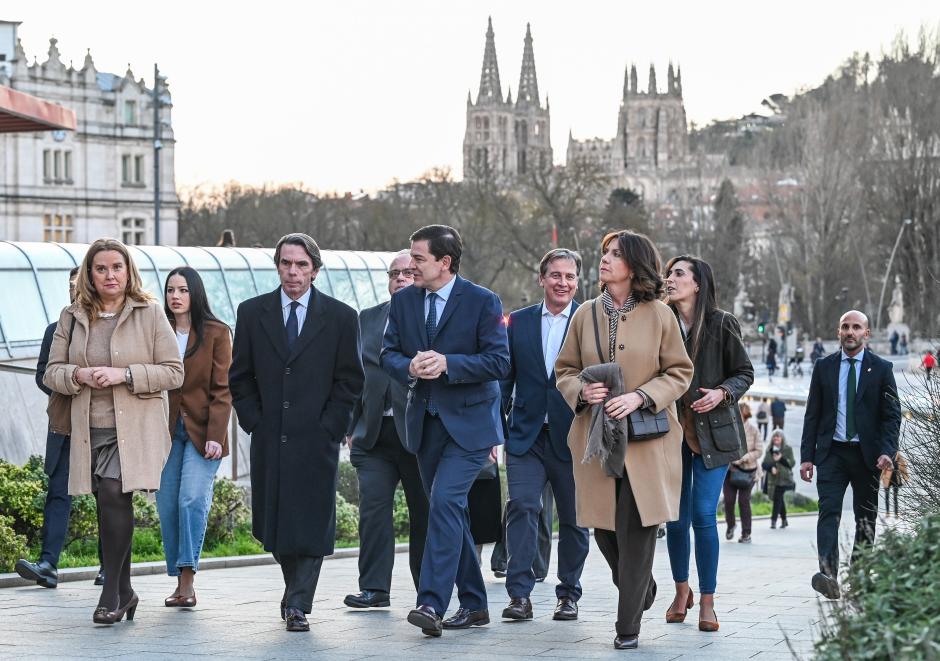 Aznar y Mañueco, con la Catedral de Burgos al fondo, este martes