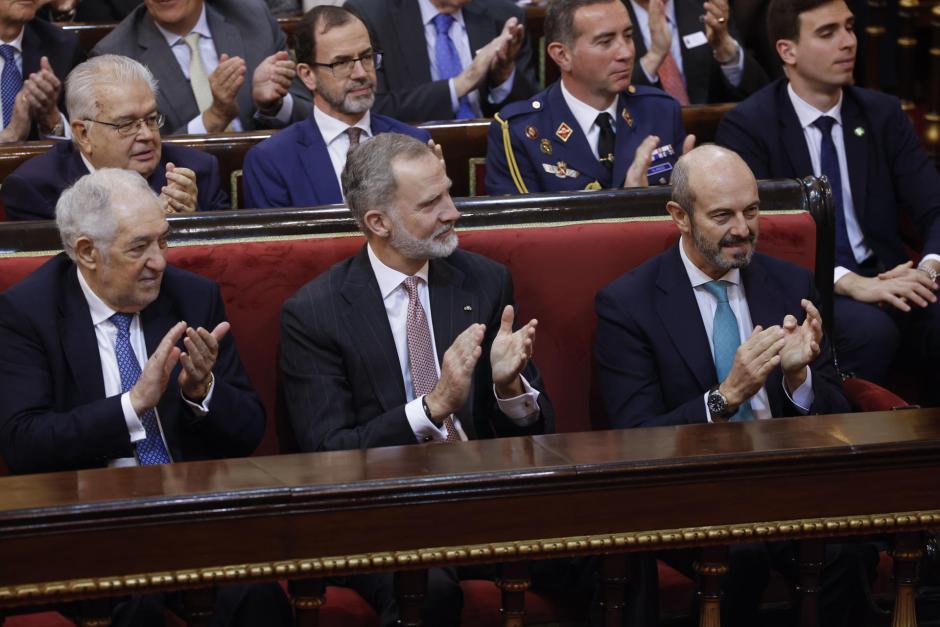 El Rey aplaude en el Senado junto al presidente del TC, Cándido Conde-Pumpido, y el del Senado, Pedro Rollán