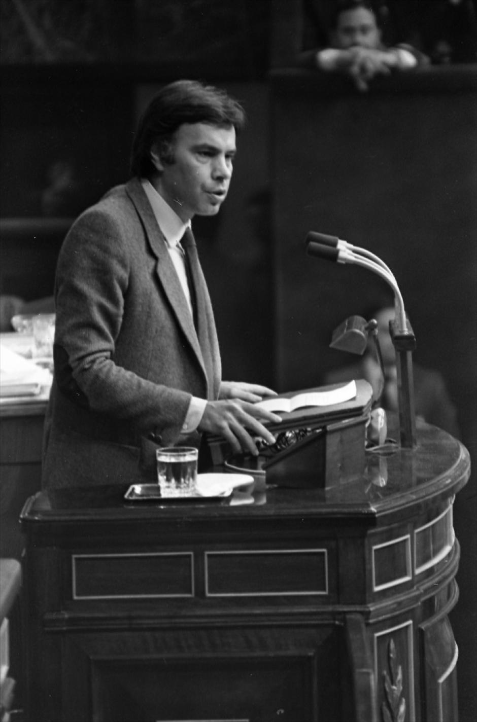 Felipe González en el Congreso en febrero de 1981