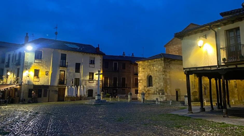 Imagen nocturna de la Plaza del Grano de la capital leonesa