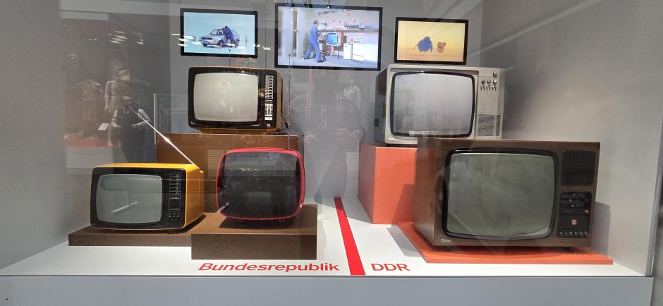 Televisores utilizados en la República Federal junto a otros producidos en la RDA.