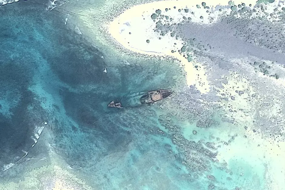 Carguero MV Primrose encallado en la isla