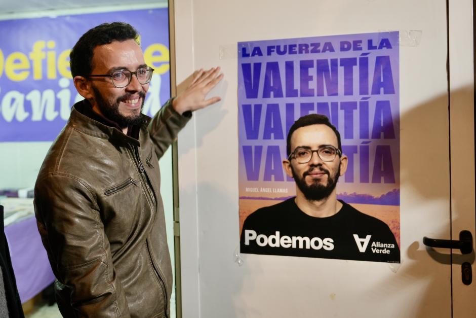 El candidato a la presidencia de la Junta de Podemos - Alianza Verde, Miguel Ángel Llamas y su cartel para el 15-M