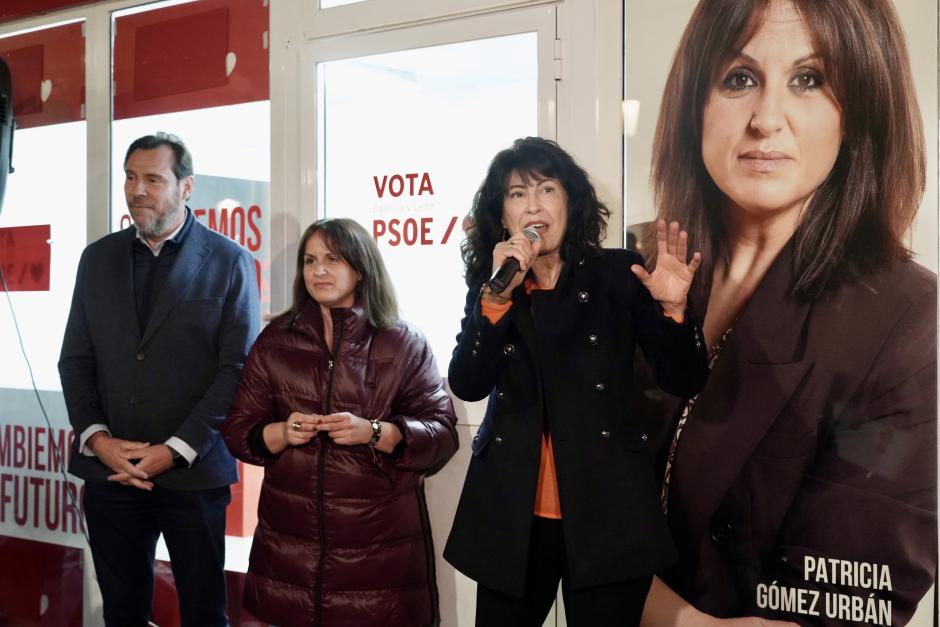 Puente y Redondo, participan en la pegada de carteles en Valladolid