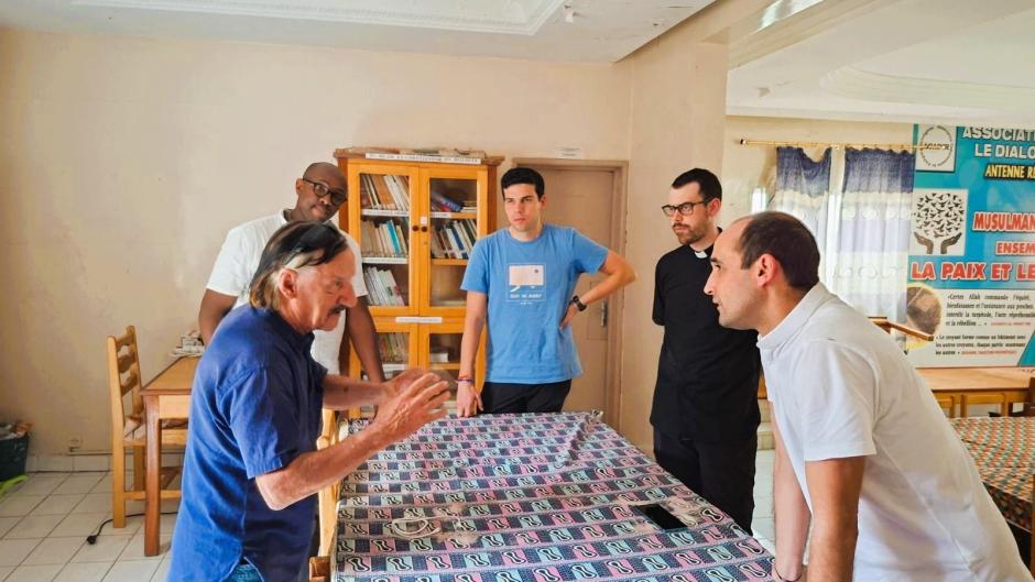 Los seminaristas escuchan con atención algunas explicaciones