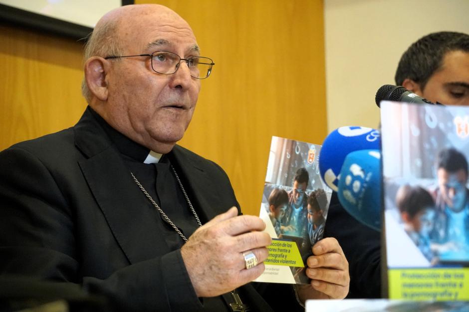 Monseñor Pérez Llorente dirige unas palabras a los medios en la presentación del documento