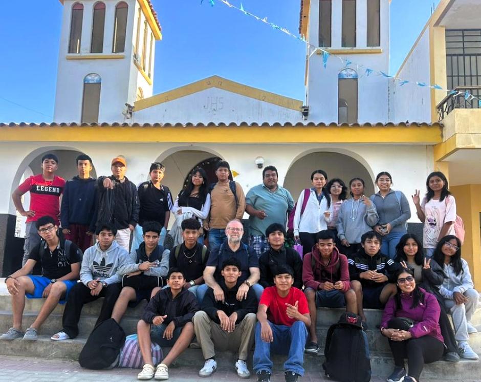 El sacerdote, con los jóvenes de su parroquia