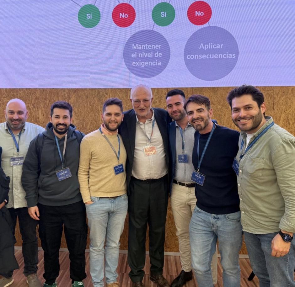 Juan Roig con varios alumnos