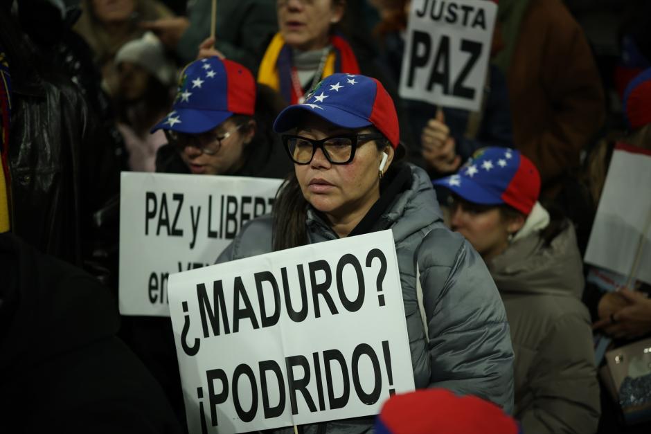 Manifestantes durante la marcha mundial en apoyo a Venezuela, a 6 de diciembre de 2025, en Madrid
