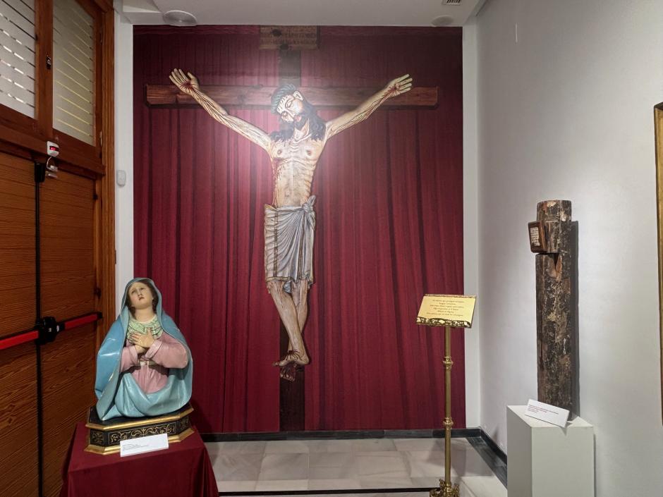 Imagen del Cristo Salvador, junto a la Virgen María y una parte de su Cruz