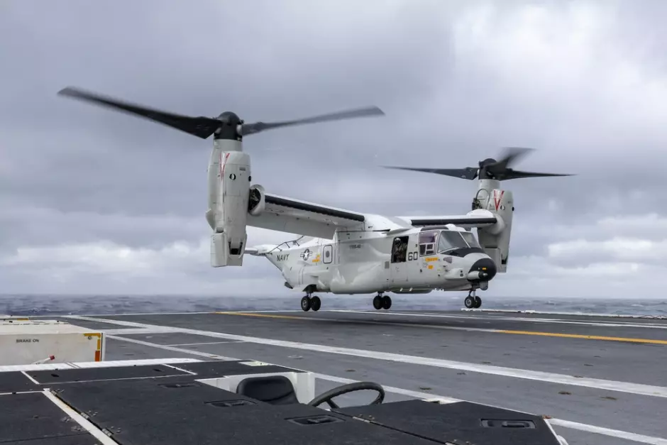 El escuadrón VRM-40 culmina su primera toma a bordo del CVN 77 y lidera la transición logística del C-2A Greyhound al nuevo convertiplano
