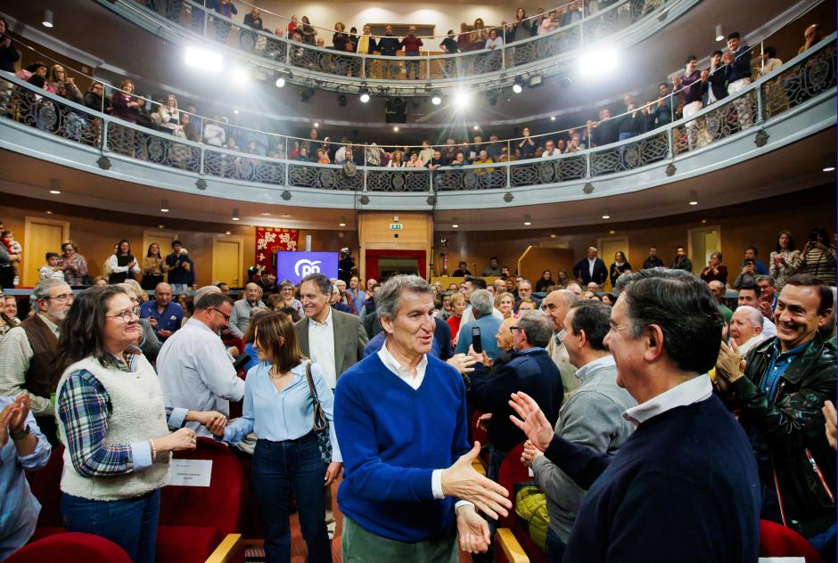 Feijóo saluda a cargos y simpatizantes del PP en Ciudad Rodrigo, este viernes