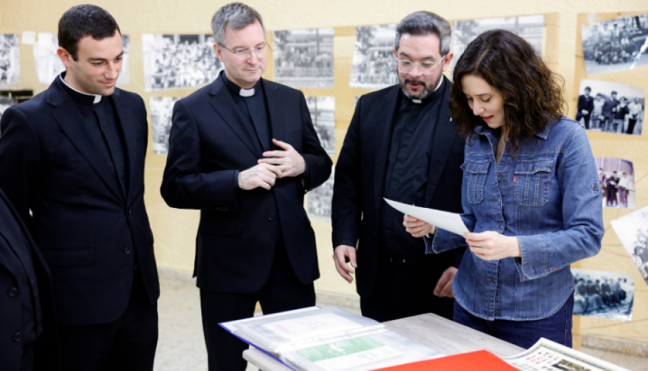 Javier Mairata, el segundo por la izquierda, con Díaz Ayuso y dos sacerdotes más