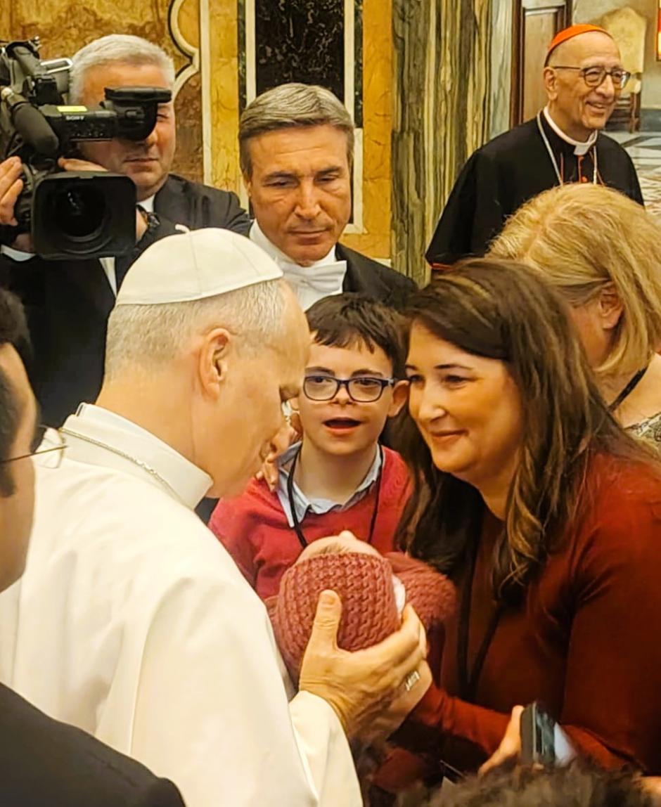 El Papa León XIV ha llegado a acoger en sus brazos al bebé de Talavera de la Reina que lleva su nombre