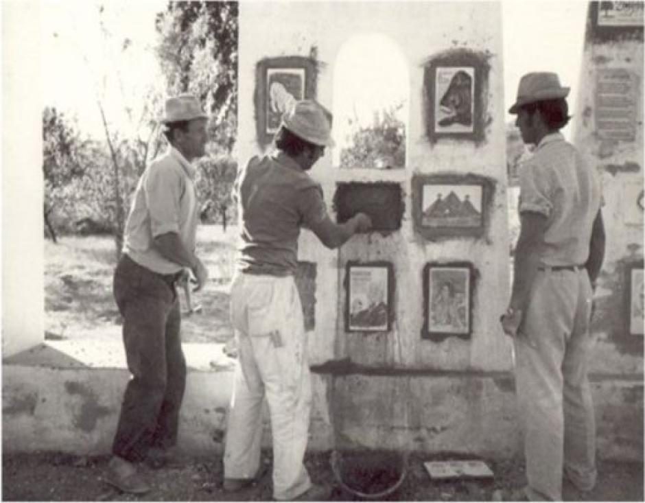 El creador del "Monumento a los ojos", durante su construcción