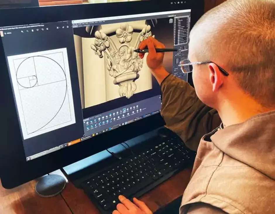 Un carmelita de Wyoming diseña un capitel en la pantalla del ordenador