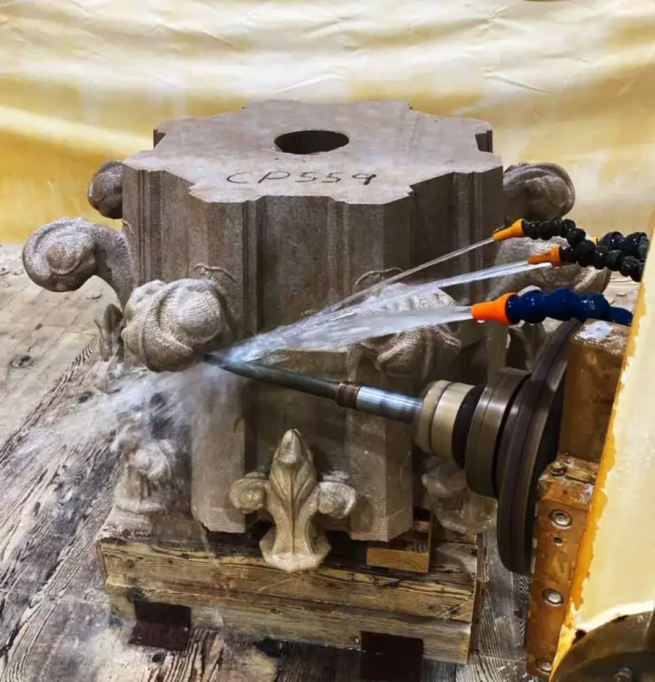 Una máquina CNC talla un bloque de piedra