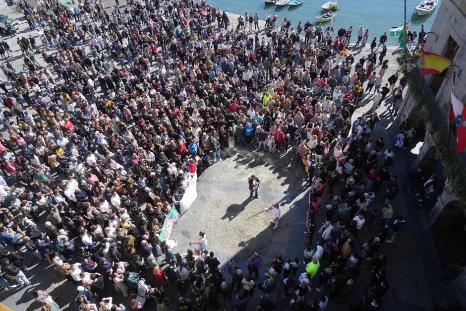 Varias personas durante una concentración para protestar por la próxima apertura de un centro de acogida de menores inmigrantes, en la plaza del Ayuntamiento, a 1 de marzo de 2026, en Castro Urdiales, Cantabria (España). La movilización ha sido convocada por los vecinos de la plataforma 'Patrullas Castro'.

H.Bilbao / Europa Press
01 MARZO 2026 MANIFESTACIÓN;MENORES INMIGRANTES
01/3/2026