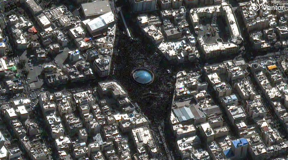 Esta imagen satelital cortesía de Vantor, tomada y publicada el 1 de marzo de 2026, muestra una gran multitud de dolientes reunida en la Plaza Enghelab (Revolución), en el centro de Teherán.