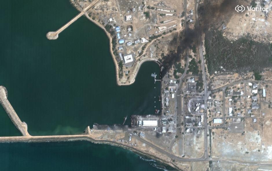 Esta imagen satelital cortesía de Vantor, tomada y publicada el 1 de marzo de 2026, muestra buques destruidos y hundidos, así como edificios dañados en la Base Naval de Konarak, en el sur de Irán, a lo largo del Golfo de Omán.