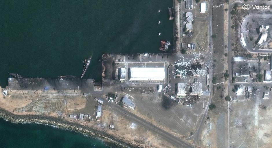 Esta imagen satelital cortesía de Vantor, tomada y publicada el 1 de marzo de 2026, muestra una vista más cercana de buques destruidos y hundidos, así como de edificios dañados en la Base Naval de Konarak, en el sur de Irán, a lo largo del Golfo de Omán.