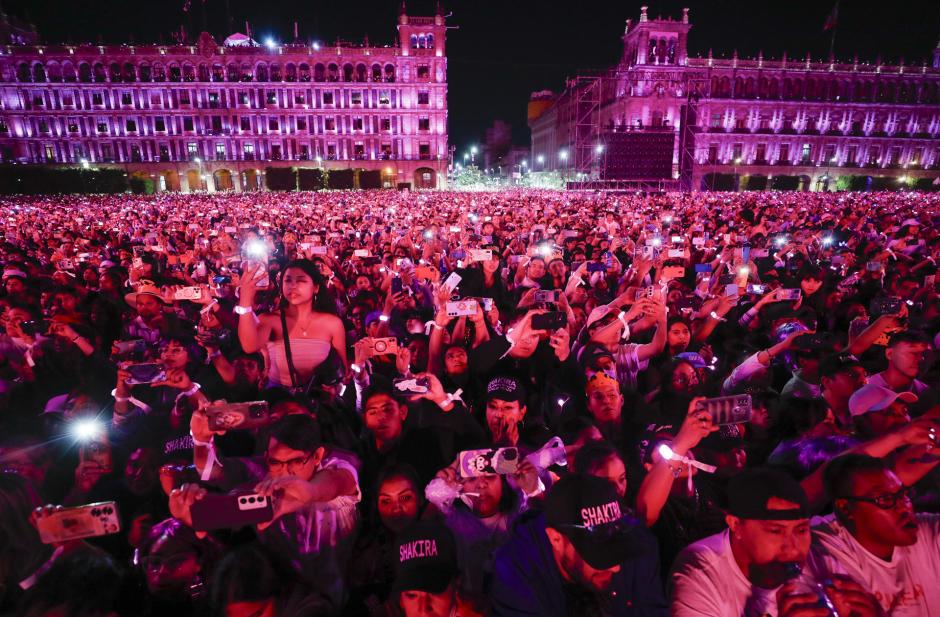Asistentes al concierto de Shakira en el Zócalo
