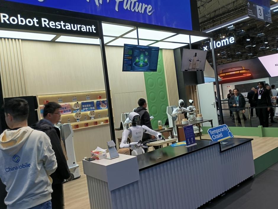 El equipo de robots camareros.