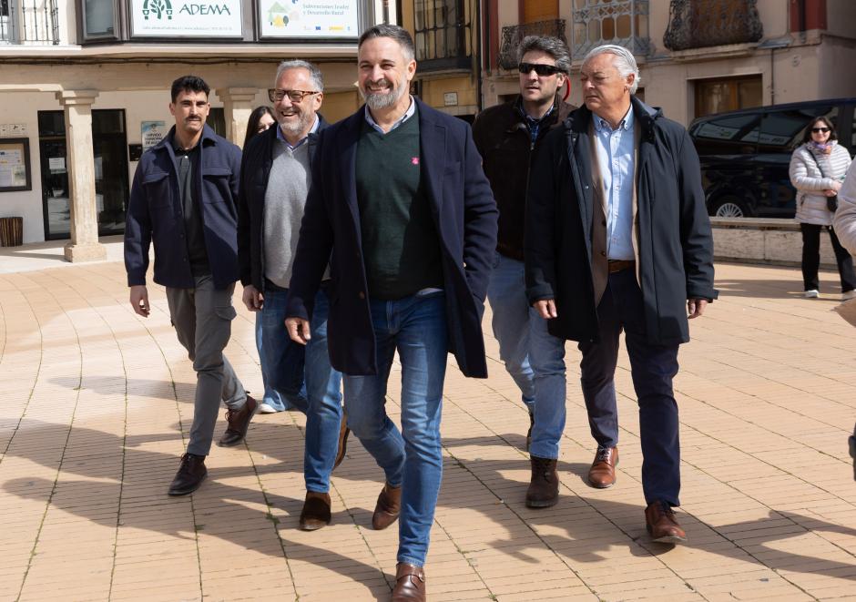 El lider de Vox, Santiago Abascal, visita Almazán acompañado del candidato a la Junta, Carlos Pollán