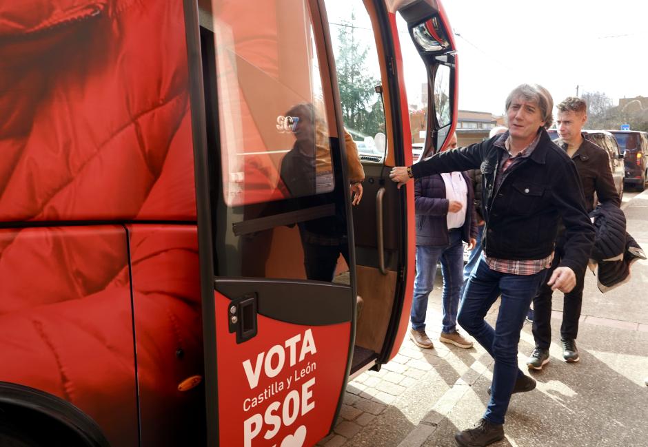 El secretario general del PSOECyL y candidato a la Presidencia de la Junta, Carlos Martínez, junto a la cabeza de lista por León Nuria Rubio en el autobús de la caravana electoral