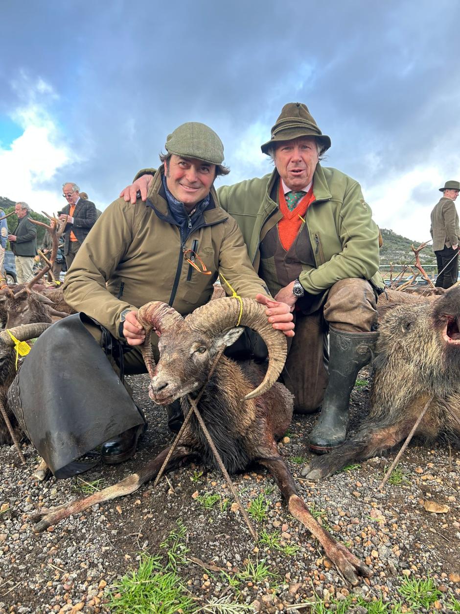 Lolo de Juan (I) posa junto a una pieza de caza y un compañero tras la montería