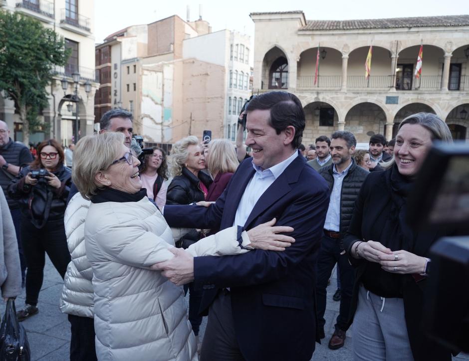Mañueco saluda a una mujer en la Plaza Mayor de Zamora, este lunes