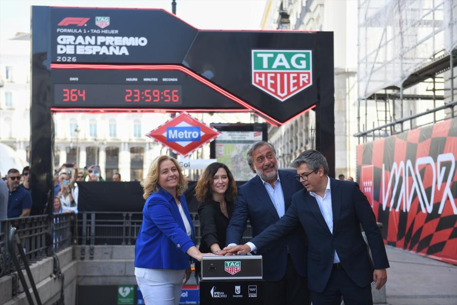 Inma Sanz, Isabel Díaz Ayuso, el presidente de la Cámara de Comercio de Madrid, y el vicepresidente de IFEMA, durante la activación de la cuenta atrás para el GP de España