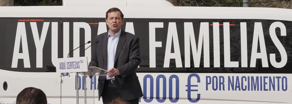 El candidato del PPCyL a la reelección como presidente de la Junta, Alfonso Fernández Mañueco, clausura el acto de presentación de la caravana electoral en Valladolid