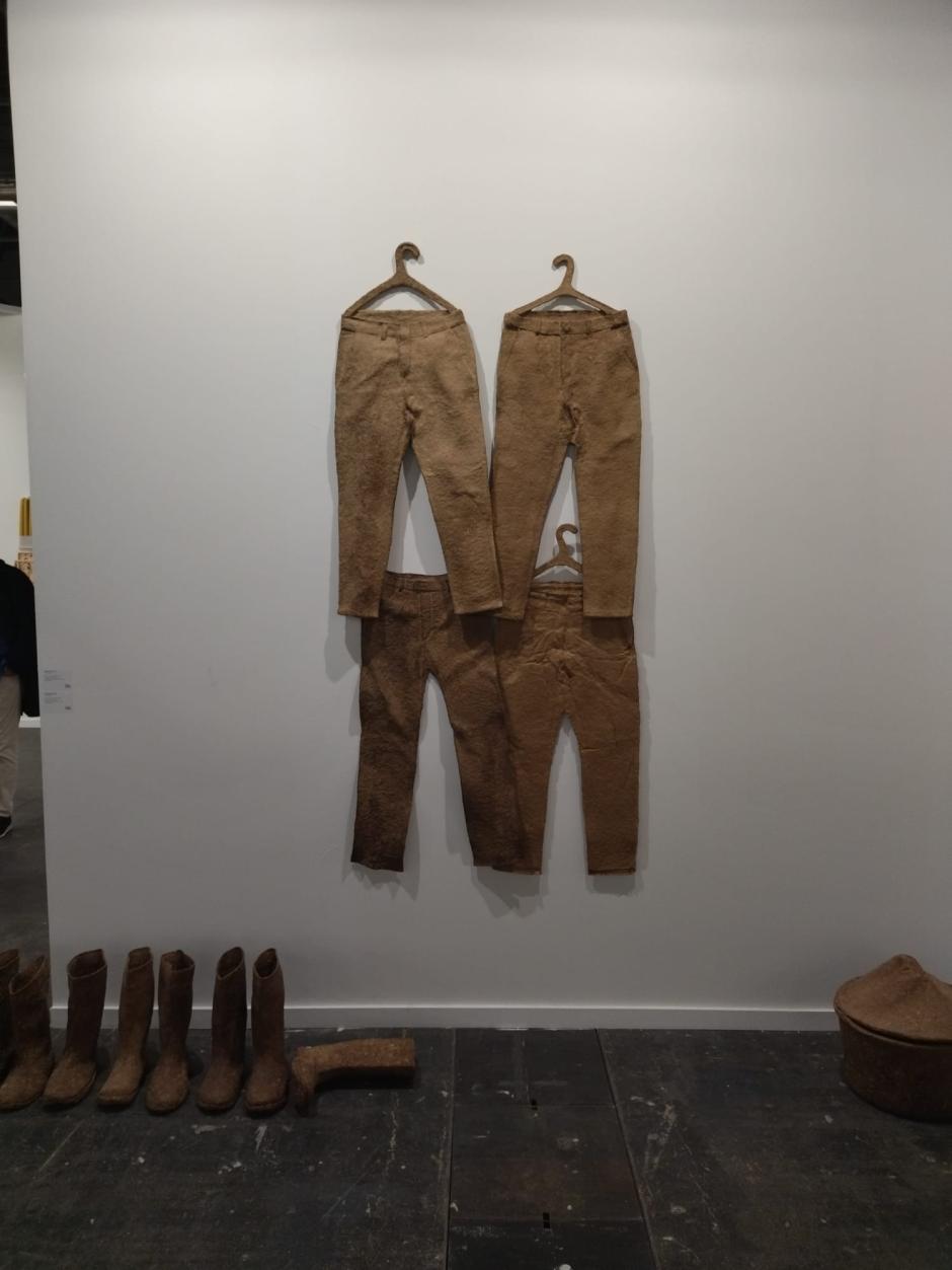 Pantalones colgados en ARCO