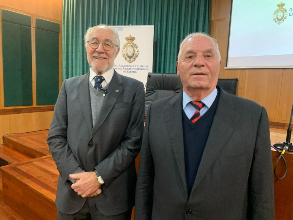 A la izq, Jaime Domínguez Abascal, presidente de la Real Academia de Ingenieria; a la der, Enrique Castillo, ingeniero y académico de la RAC