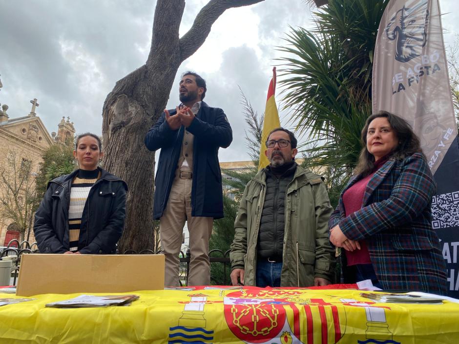 Alvise, en Salamanca, junto con su candidata a la Presidencia de la Junta de Castilla y León, Lucía Echevarrieta, a la izquierda de la foto