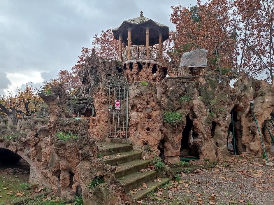 Cueva-cascada en el jardín del antiguo Manicomio de Sant Boi