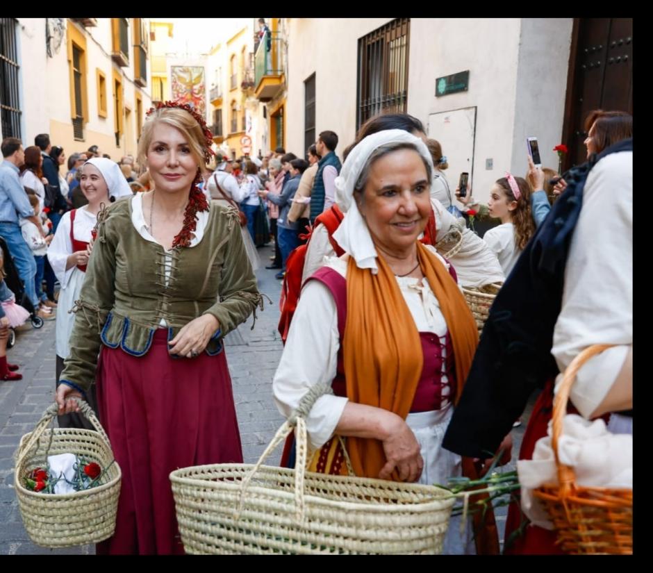La autora del artículo en el desfile en Sevilla por los 500 años del aniversario de la boda imperial