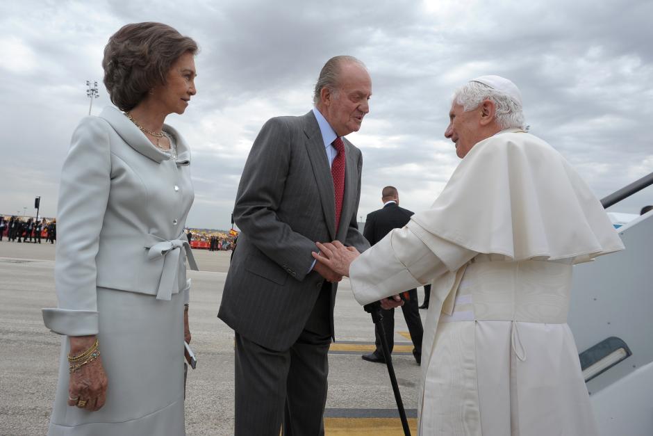 El Papa Benedicto XVI (d) fue recibido por los reyes de España, Juan Carlos (c), y Sofía (i) a su llegada al aeropuerto de Barajas, para asistir a la JMJ