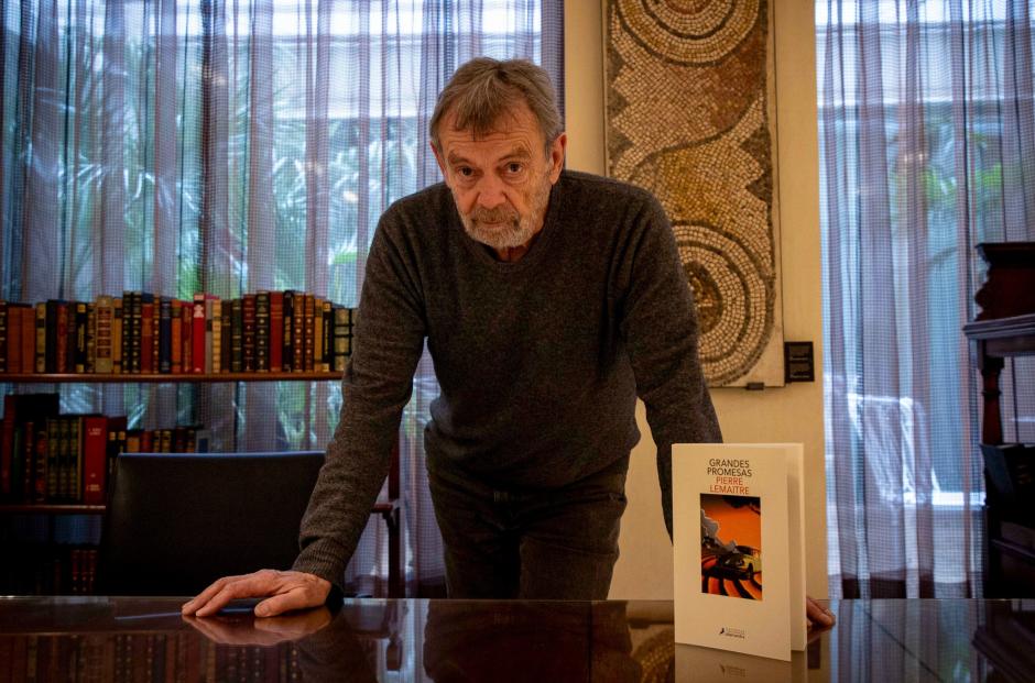 Pierre Lemaitre posa junto a su nuevo libro 'Grandes promesas'