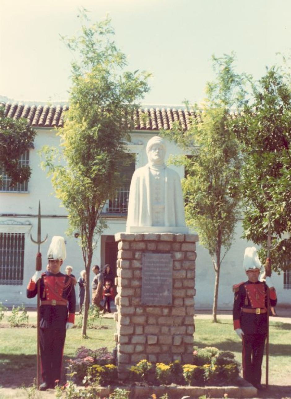 Dos policías locales con uniforme de gala custodian el recién inaugurado monumento