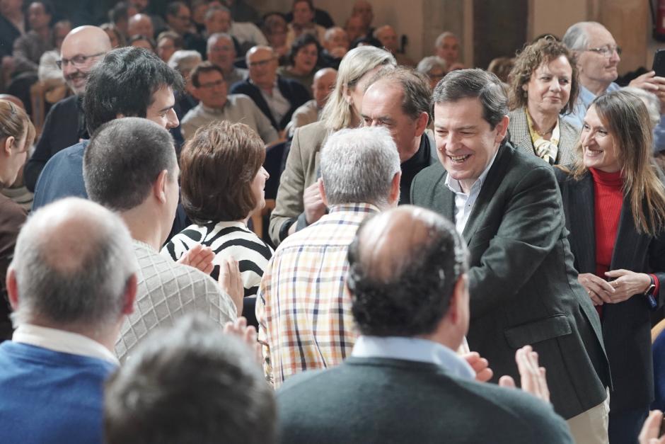 Mañueco saluda a los simpatizantes del PP en Soria