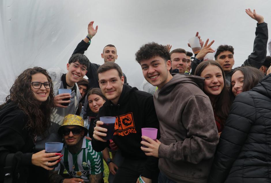Un grupo de jóvenes celebra la ITA, en Palencia, una de las fiestas universitarias más populosas de la Comunidad