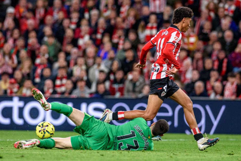 Joan García le rebaña el balón a Selton en el mano a mano