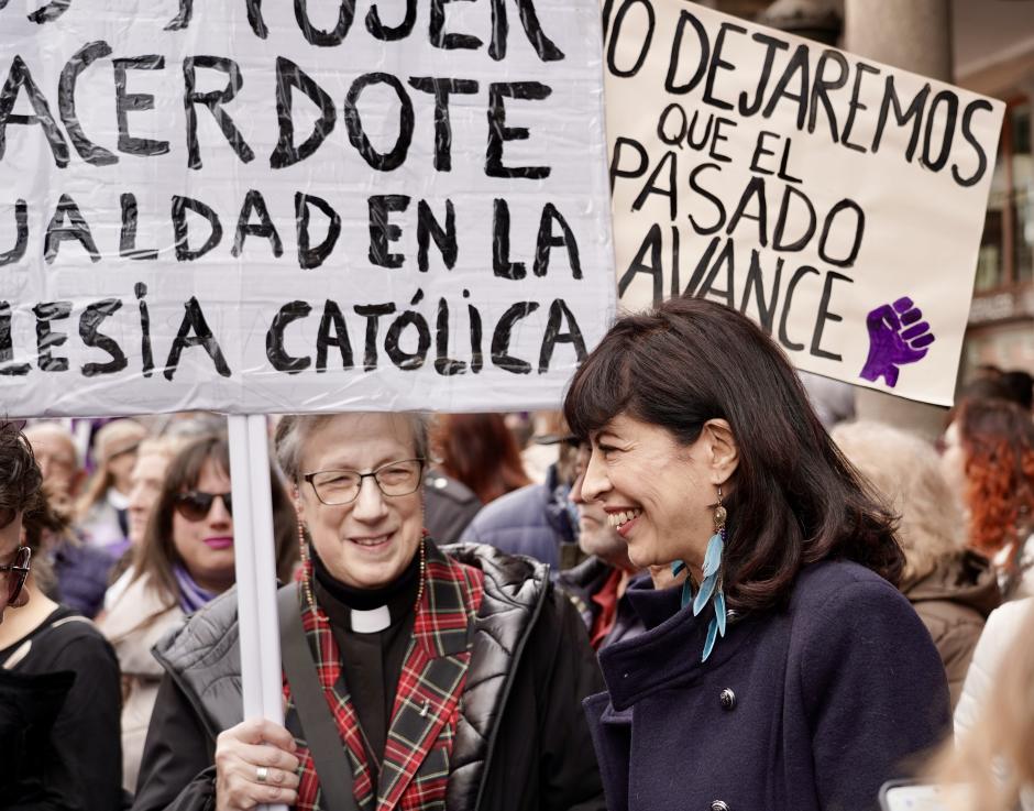 Redondo, junto a una mujer que reivindica que haya mujeres curas, este domingo, en Valladolid