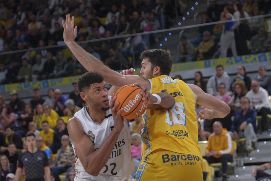 El pívot caboverdiano del Real Madrid Edy Tavares (i) intenta superar al pívot estadounidense de pasaporte esloveno del Gran Canaria Mike Tobey