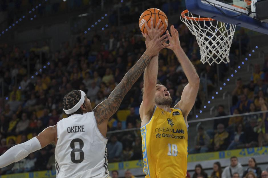 El alero nigeriano del Real Madrid Chuma Okeke (i) intenta taponar al pívot estadounidense de pasaporte esloveno del Gran Canaria Mike Tobey